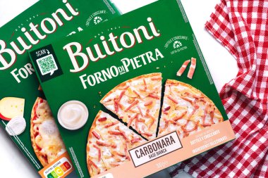 Beyaz bir masada Buitoni Carbonara Forno di Pietra İtalyan pizzası. İllüstrasyon Editörü