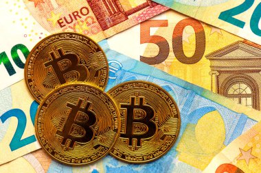 Avro banknotları ile altın bitcoin 'i kapatın. Elektronik kripto para birimi