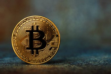 Bitcoin kripto altın sikkeyi soyut arka plana karşı kapat. Sanal para kavramı