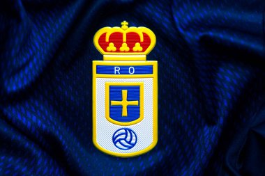 Spor tişörtünde Real Oviedo Futbol Kulübü arması var. İspanyol Futbol Çayı
