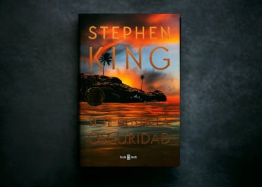 Kitabın İspanyolca yakın plan çekimleri. Esmer seviyorsun, Amerikalı romancı Stephen King 'in karanlık arka plan üzerine yazdığı Si te gusta la Ostdad. İllüstrasyon Editörü