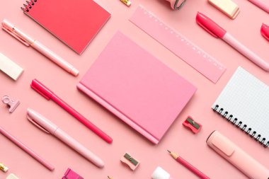 Pembe arka planda okul malzemeleriyle kompozisyon. Okul konseptine dönelim.