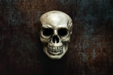 Ürkütücü kötü iskeletin, bulanık bir grunge arka planına yakın çekim. Cadılar Bayramı konsepti