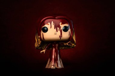 Stephen King 'in kitabındaki Carrie White' ın kurgusal karakteri ve kırmızı arka plandaki filmi. Funko Pop aksiyon figürünün illüstrasyon editörü