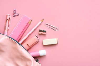 Kalem kutusunun en üst görüntüsü, okul malzemeleri, pembe arka planda mesaj için yer var. Okul konseptine dönelim.