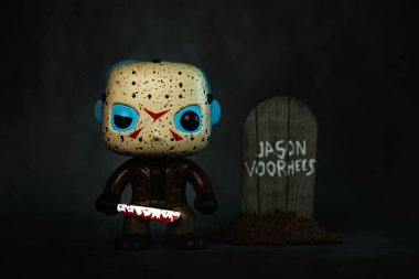 13. Cuma günü Jason Voorhees 'in karanlık arka planda baş karakteri Funko POP vinil figürü. Funko Pop aksiyon figürünün illüstrasyon editörü