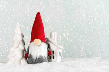 Noel konsepti geçmişi. Noel ağacı olan bir noel cücesi ve kar taneleri olan bir Noel evi ve karda yazı yazmak için yer.
