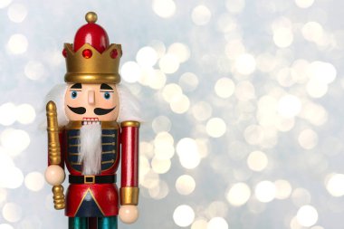 Noel ağacı ahşap fındıkkıran oyuncak asker, beyaz arka planda mesajlaşmak için noel ışıkları ve boşluk. Noel konsepti geçmişi