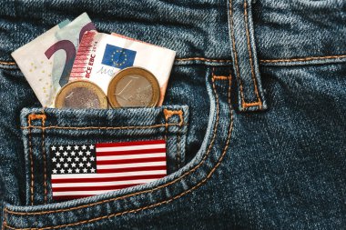 Avro para ve bozuk paraları Amerikan bayrağıyla birlikte kot pantolonun cebine koy. Ekonomi ve gümrük tarifeleri onayladı