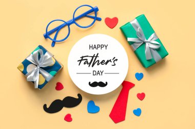 Hediye kutularının, kalplerin, sahte bıyıkların, papyonun ve boş sayfaların en üst görüntüsü. Sarı arka planda Babalar Günü 'nüz kutlu olsun.