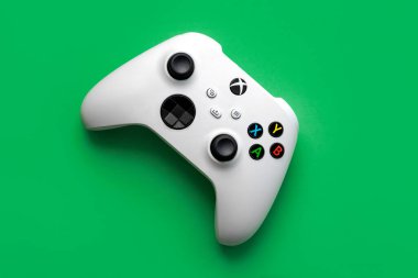 Yeşil arkaplan üzerindeki Xbox beyaz oyun kablosuz denetleyicisinin üst görünümü