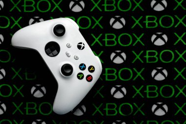 Xbox günlüğü üzerinde Xbox beyaz oyun kablosuz denetleyicisinin üst görünümü