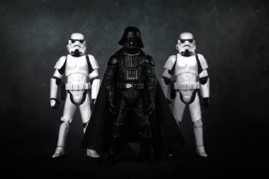 Leon, İspanya - 21 Ağustos 2025. Darth Vader ve Stormtroopers, Star Wars 'un karanlık arka plandaki aksiyon karakterleri. İllüstrasyon Editörü