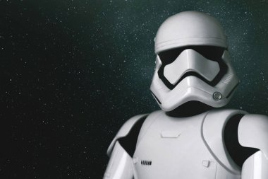 Leon, İspanya - 21 Ağustos 2025. Yıldız Savaşları 'nın kapanışı. Stormtrooper aksiyon figürü, Star Wars destanı ve uzayda karanlık bir arkaplan üzerine yazılmış yazı karakteri. İllüstrasyon Editörü