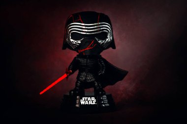 Leon, İspanya - 21 Ağustos 2025. Kırmızı arkaplanda Star Wars film destanındaki Kylo Ren karakterinin Funko POP figürü. İllüstrasyon Editörü