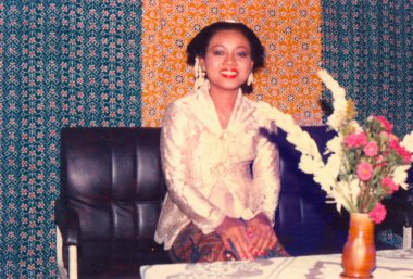 Surakarta, Endonezya - 25 Ağustos 1987: Geleneksel Cava düğün pozu, annem ve babam