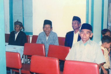 Surakarta, Endonezya - 25 Ağustos 1987: Geleneksel Cava düğün pozu, annem ve babam