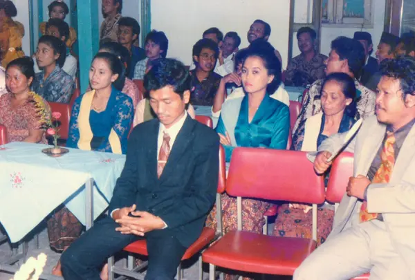 Surakarta, Endonezya - 25 Ağustos 1987: Geleneksel Cava düğün pozu, annem ve babam