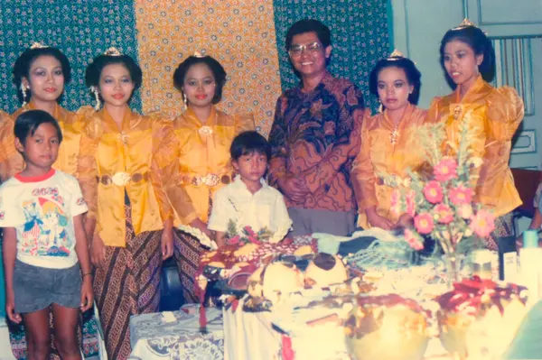 Surakarta, Endonezya - 25 Ağustos 1987: Geleneksel Cava düğün pozu, annem ve babam
