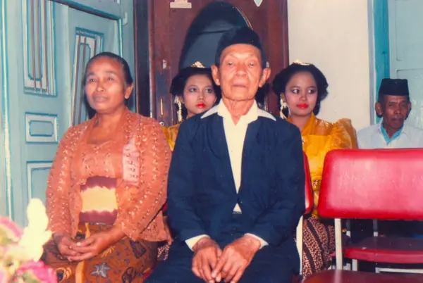 Surakarta, Endonezya - 25 Ağustos 1987: Geleneksel Cava düğün pozu, annem ve babam