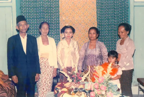 Surakarta, Endonezya - 25 Ağustos 1987: Geleneksel Cava düğün pozu, annem ve babam