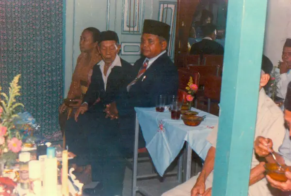 Surakarta, Endonezya - 25 Ağustos 1987: Geleneksel Cava düğün pozu, annem ve babam