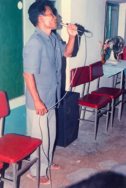Surakarta, Endonezya - 25 Ağustos 1987: Geleneksel Cava düğün pozu, annem ve babam