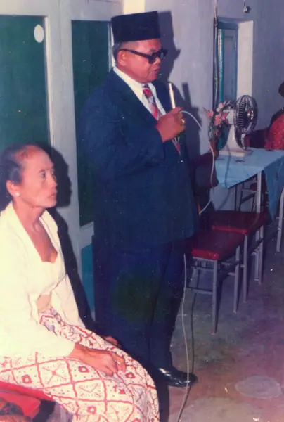 Surakarta, Endonezya - 25 Ağustos 1987: Geleneksel Cava düğün pozu, annem ve babam
