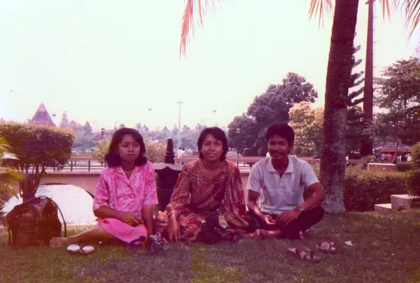 Jakarta, Endonezya - 10 Ekim 1988: Mini Endonezya Parkı 'nın eski fotoğrafı