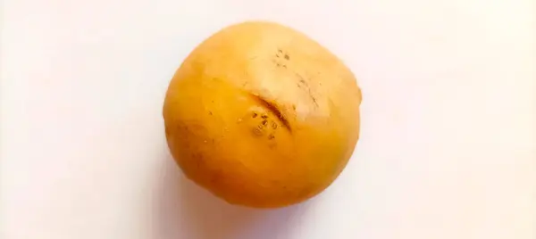 Russet Patates 'in stüdyo kalitesinde bir görüntüsü, yemek blogları, yemek kitapları ve reklam kampanyaları için ideal. Beyaz arkaplan