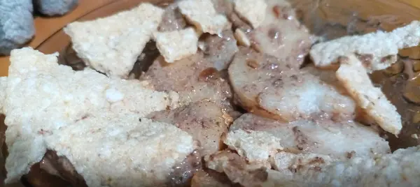 Cabuk Rambak ince dilimlenmiş et ya da bufalo derisinden yapılan gevrek bir Endonezya aperatifi.