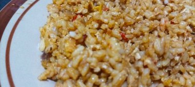 Lezzetli bir tabakta servis edilen kızarmış pirinç, Endonezya.