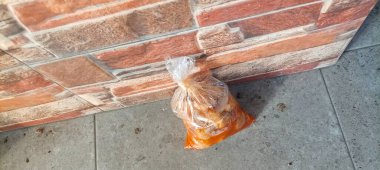 Soya soslu ve biberli bir paket cilok yemeği hazır.