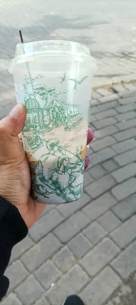 İçinde buz olan bir fincan kahve.