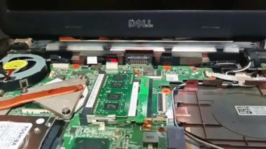 Surakarta, Endonezya-Ocak 08-2025: Dizüstü bilgisayarın motorunu çalıştırmak için kullanışlı olan çeşitli bileşenlerden oluşan bir dizüstü bilgisayarın içeriği, eğer yakından bakarsanız, birçok küçük bileşen görebilirsiniz..