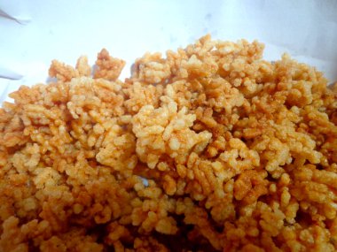 Kızarmış pirinçten yapılan geleneksel Asya atıştırmalığı. Atıştırmalık genellikle meze ya da meze olarak servis edilir..