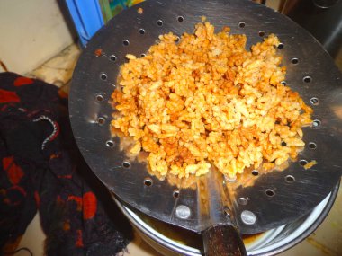 Kızarmış pirinçten yapılan geleneksel Asya atıştırmalığı. Atıştırmalık genellikle meze ya da meze olarak servis edilir..