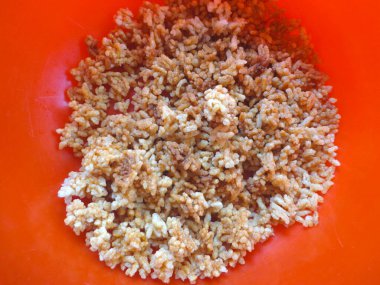 Kızarmış pirinçten yapılan geleneksel Asya atıştırmalığı. Atıştırmalık genellikle meze ya da meze olarak servis edilir..