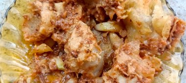 Lezzetli fıstık soslu kızarmış hamur tatlısı. Bu yemek popüler bir Endonezya sokak yemekleri batagorudur..