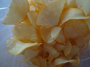 Kızarmış kavurmalı cips ve sağlıklı geleneksel Endonezya atıştırmalığı..