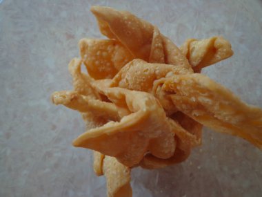 Yakın plan hamur köftesi, kızarana kadar kızartılmış Wonton derisinden yapılan bir aperatiftir..