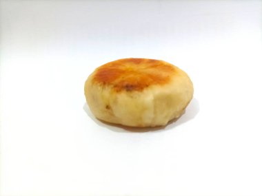 Bakpia beyaz arka planda izole edilmiş. Bu bakpia, buğday unu, yeşil fasulye, peynir ve ananas dolgusundan yapılmış bir Yogyakarta spesiyalidir. Bu bakpia düz yuvarlak ve tatlı bir tadı var..