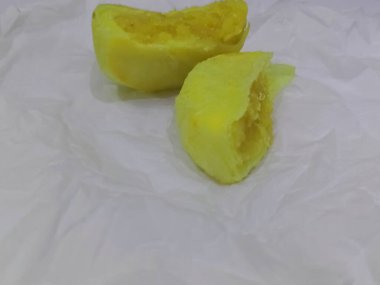 Bakpia beyaz arka planda izole edilmiş. Bu bakpia, buğday unu, yeşil fasulye, peynir ve ananas dolgusundan yapılmış bir Yogyakarta spesiyalidir. Bu bakpia düz yuvarlak ve tatlı bir tadı var..