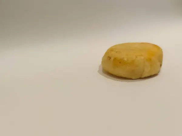 Bakpia beyaz arka planda izole edilmiş. Bu bakpia, buğday unu, yeşil fasulye, peynir ve ananas dolgusundan yapılmış bir Yogyakarta spesiyalidir. Bu bakpia düz yuvarlak ve tatlı bir tadı var..
