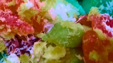 Yakın plan Lenjongan, Hindistan cevizi ve kaju ağacından yapılmış tipik bir Solo market atıştırmalığı. Lenjongan, klepon, cenil, getuk, tiwul ve yapışkan pirinç gibi çeşitli geleneksel yiyeceklerden oluşur..