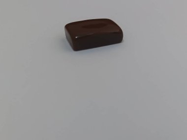 Beyaz arka planda izole edilmiş kahve aromalı şekerler..