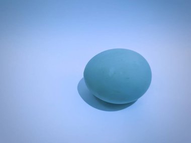 Çekici bir geçmişi olan tuzlu yumurtaya yakın plan.