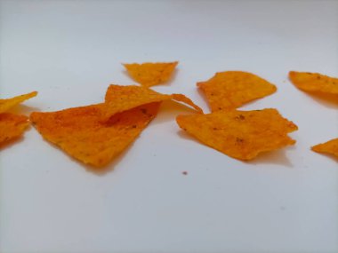 Beyaz arkaplan kullanan Baharatlı Tortilla Chips 'in yakın çekimi.
