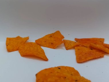 Beyaz arkaplan kullanan Baharatlı Tortilla Chips 'in yakın çekimi.