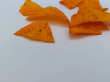 Beyaz arkaplan kullanan Baharatlı Tortilla Chips 'in yakın çekimi.